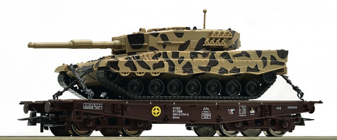 Heavy Duty flat car loaded with Tank 2A4 Leopardine in camouflage<br /><a href='images/pictures/Roco/226896.jpg' target='_blank'>Full size image</a>